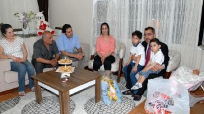 Başkan &Ccedil;elikcan Yeni Doğan Bebekleri Evlerinde Ziyaret Ediyor