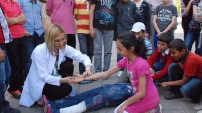 Sağlık Sohbetleri'nde &Ouml;ğrencilere Ilk Yardım Anlatıldı