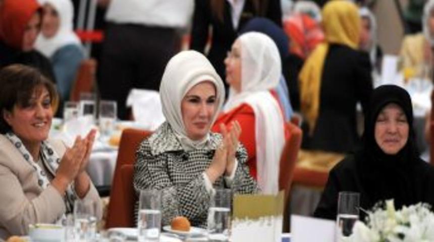 Emine Erdoğan: &Ccedil;ocuklarının G&ouml;z&uuml; &Ouml;n&uuml;nde Anne Babaları Katleden Insan Olamaz