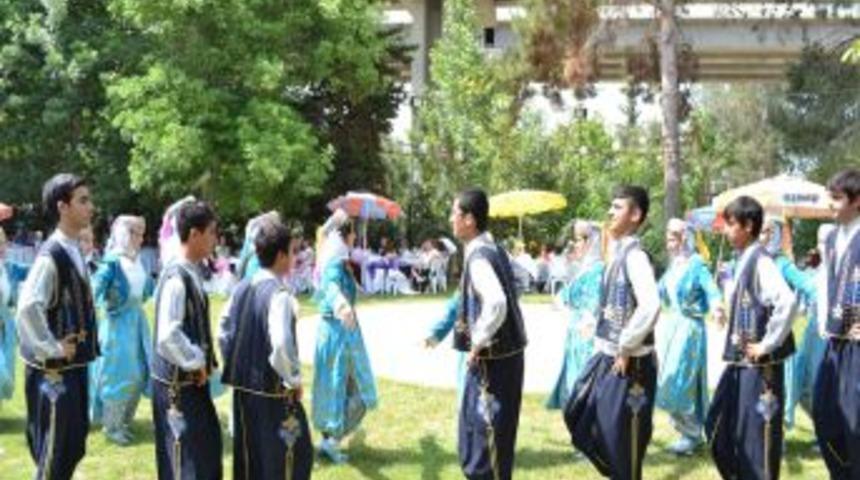 Tarsus&rsquo;ta Polis Eşleri 'Anneler G&uuml;n&uuml;'n&uuml; Erken Kutladı