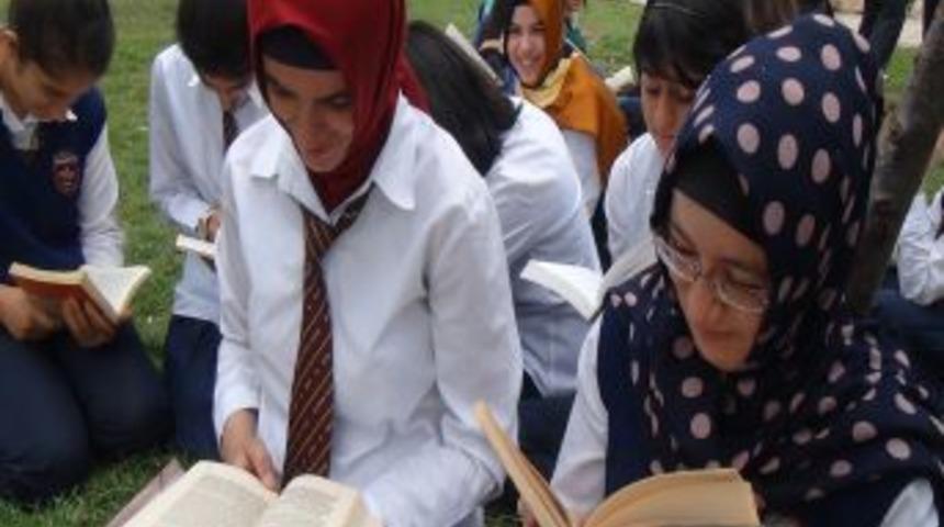 Batmanlı &Ouml;ğrenciler A&ccedil;ık Havada Kitap Okudu