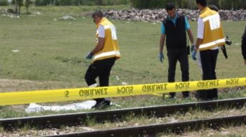 Hurda Toplarken Tren &Ccedil;arptı