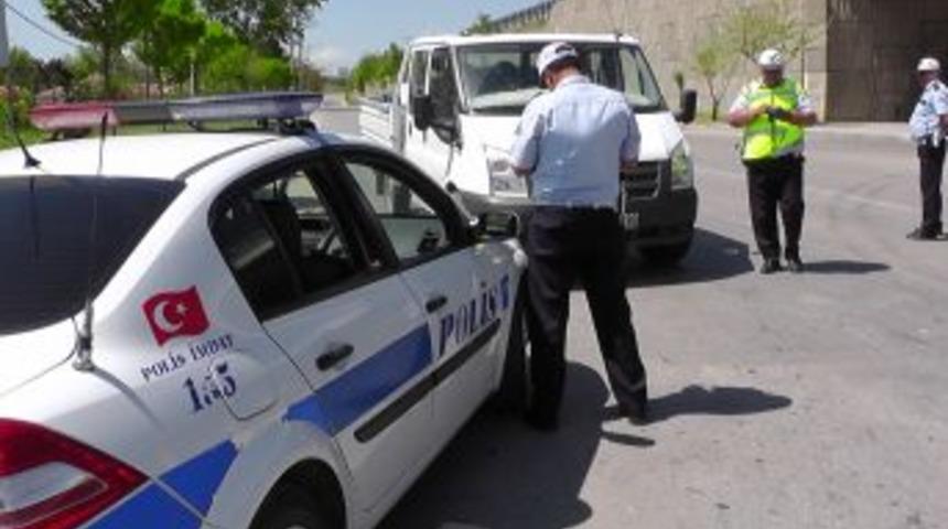 Trafik Polisleri S&uuml;r&uuml;c&uuml;lere G&uuml;l Dağıttı