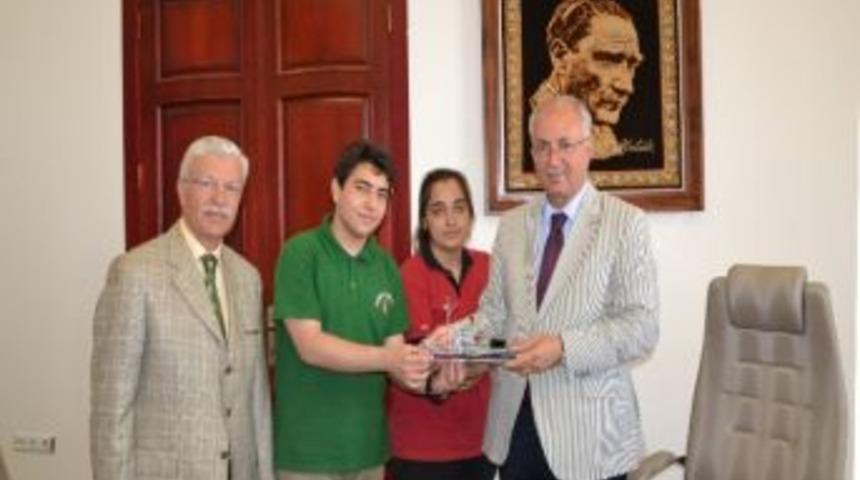 &Ccedil;anakkale&rsquo;den D&ouml;nen &Ouml;ğrenciler&rsquo;den Vali Daş&ouml;z&rsquo;e Ziyaret