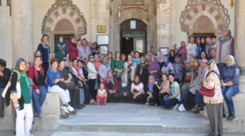 Sarıg&ouml;ll&uuml; Bayanlar Manisa'yı Gezdi