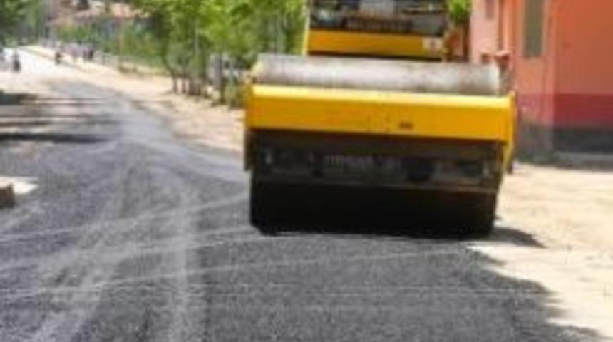Yollara sıcak asfaltlı onarım