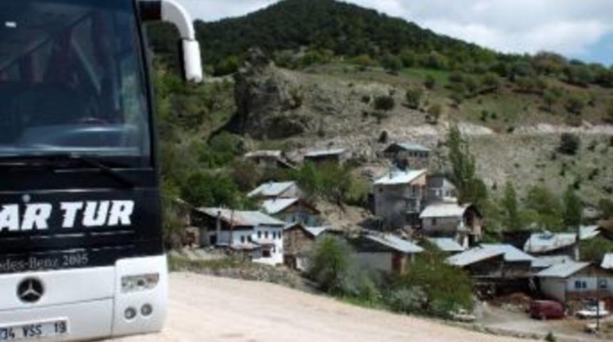Bu K&ouml;ye İlk Defa Otob&uuml;s Geldi
