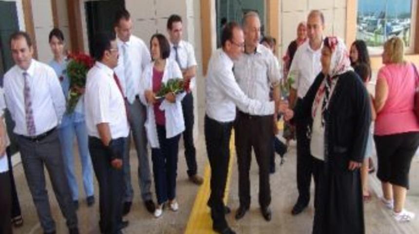 Vatandaşlar Yeni Hastanede Çiçeklerle Karşılandı