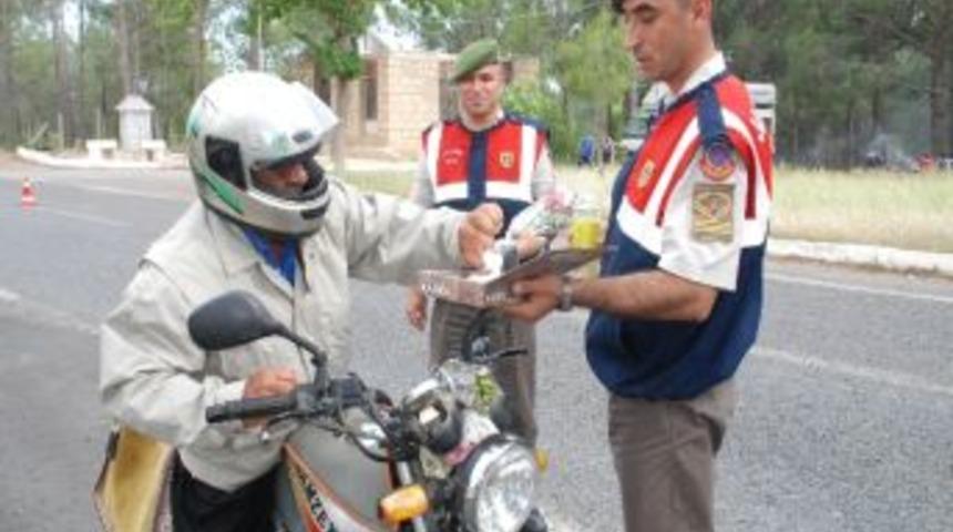 Jandarma S&uuml;r&uuml;c&uuml;lere &Ccedil;i&ccedil;ek Ve Lokum Dağıttı