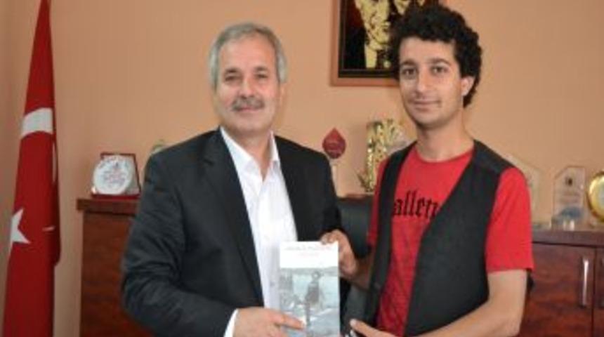 Başkan &Ouml;zgan&rsquo;a Kitabını Hediye Etti