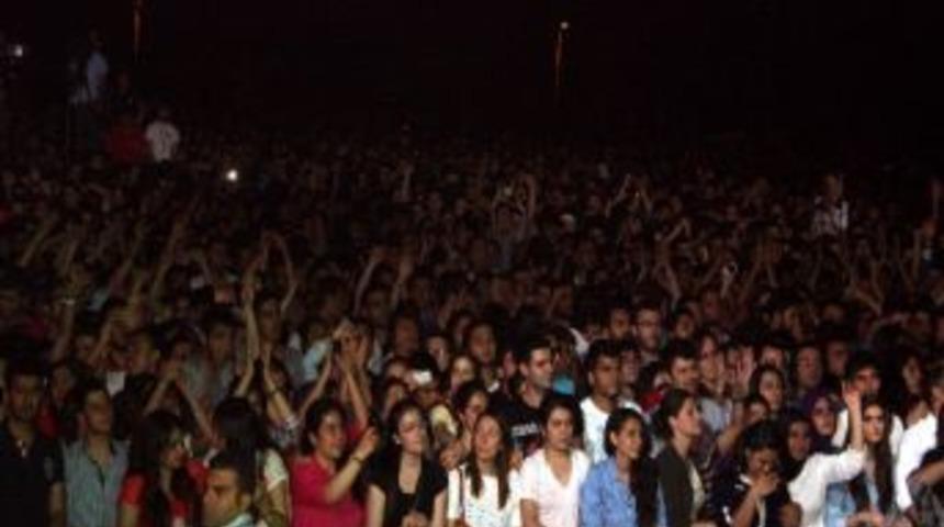 Feridun D&uuml;zağa&ccedil;'tan &Uuml;niversiteli &Ouml;ğrencilere Konser