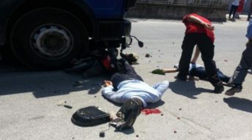 Elektrikli Bisikletle Tır’ın Altında Kalan 2 Kişi Ağır Yaralandı