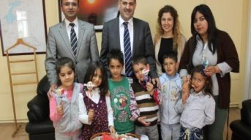 Minik Kardelenlerden M&uuml;d&uuml;r Kına&rsquo;ya Ziyaret