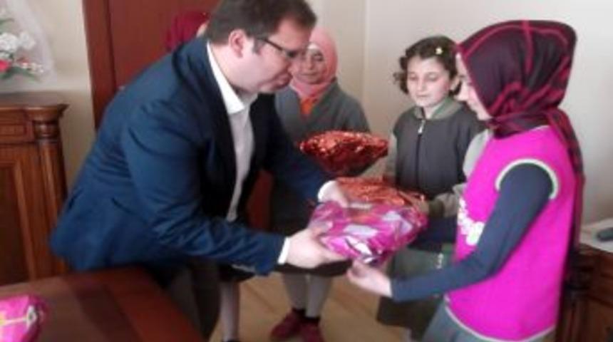 Kaymakam, Kitap Sınavında Dereceye Girenleri &Ouml;d&uuml;llendirdi