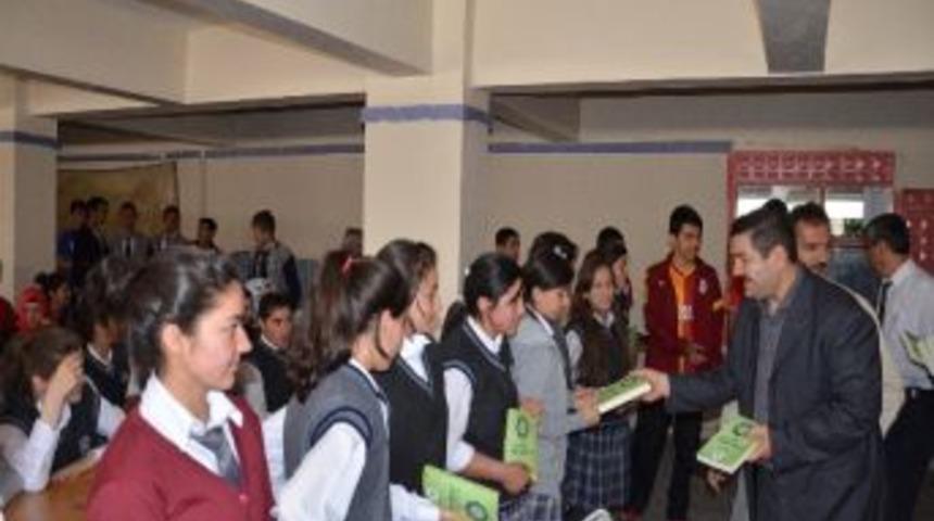 &Ouml;ğrencilere Kitap Dağıtıldı