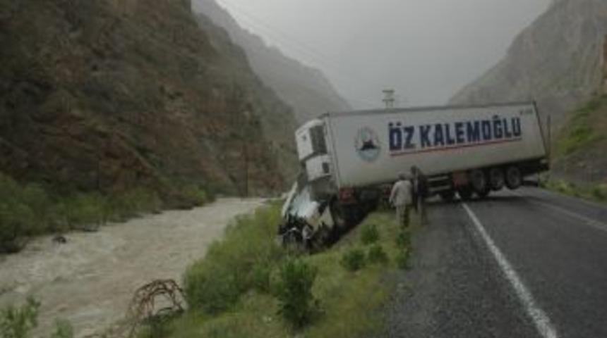 Yoldan &Ccedil;ıkan Tır Elektrik Direğine &Ccedil;arparak Durabildi