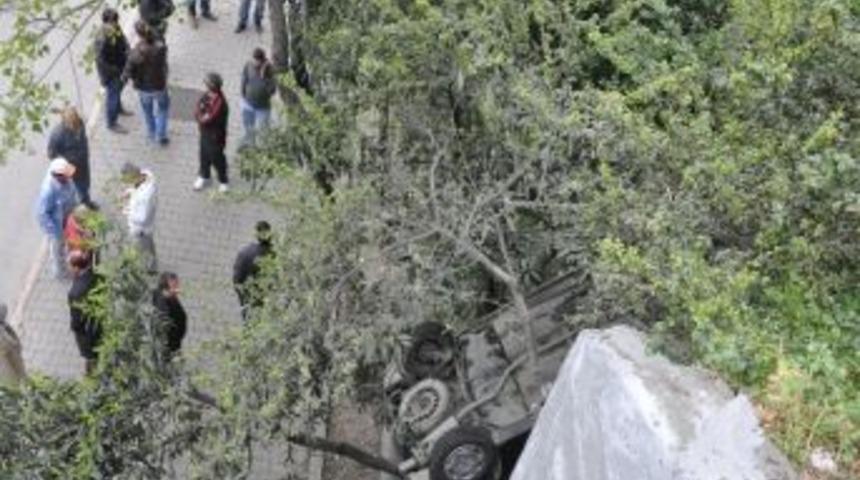 Otomobil Yirmi Metrelik Yüksekten Yuvarlandı