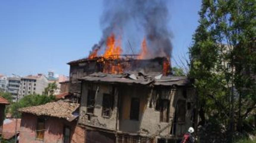 Tarihi Konak Alevlere Teslim Oldu