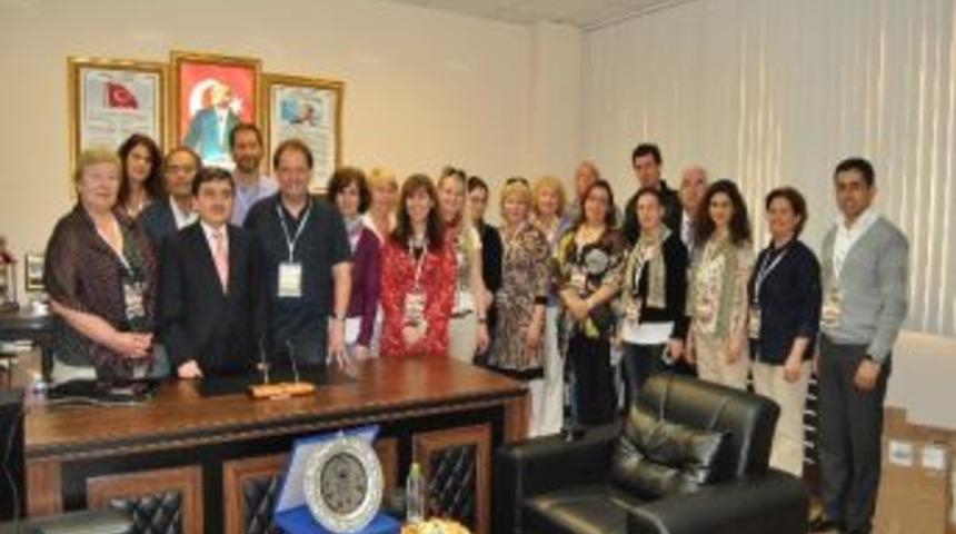 Sınırlar Ayrı, G&ouml;n&uuml;ller Bir