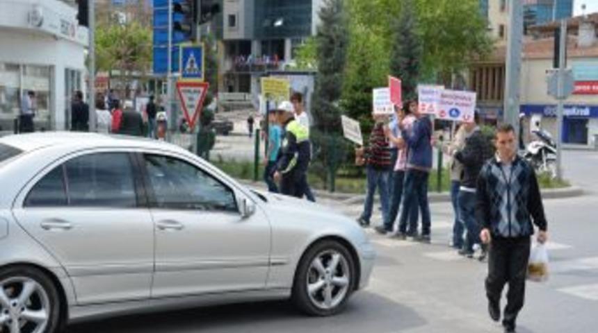 Niğde'de &Ouml;ğrenciler Yayaların &Ouml;nceliği S&uuml;r&uuml;c&uuml;lere Anlattı
