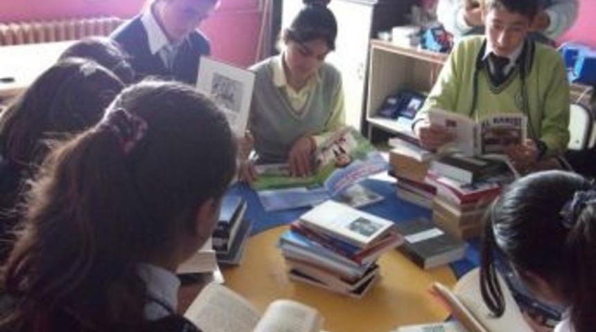 Bağcılar Belediyesi'nden &Ccedil;aldıran'a Kitap Yardımı