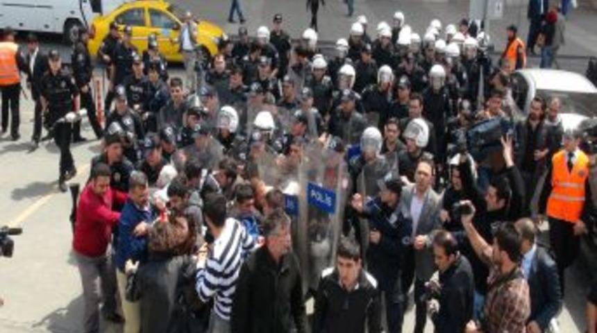 Adliye &Ouml;n&uuml;nde Eylem Yapmak Isteyen Gruba M&uuml;dahale