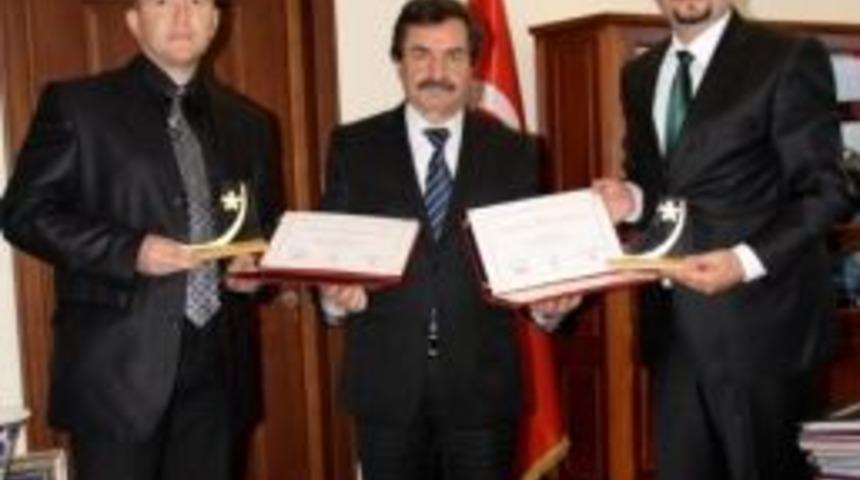 Dp&uuml;'l&uuml; Akademisyenlere 'onur' &Ouml;d&uuml;l&uuml;