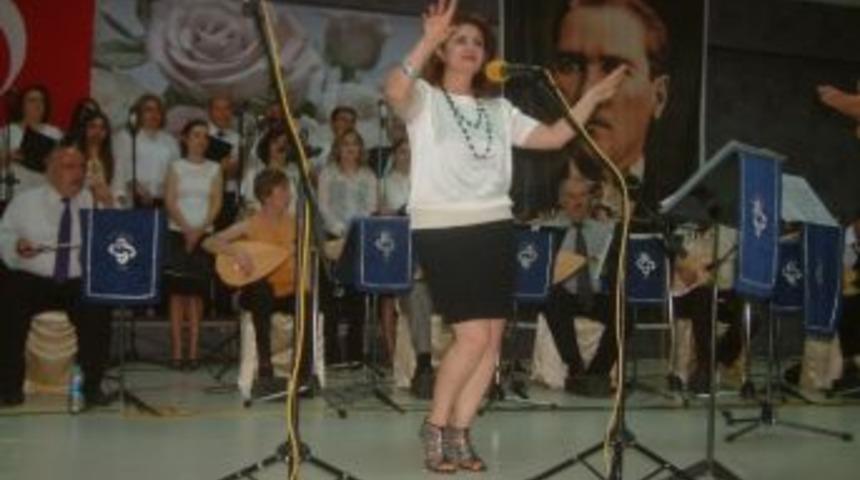 Burhaniye&rsquo;de M&uuml;zikseverler T&uuml;rk&uuml;lerle Coştu