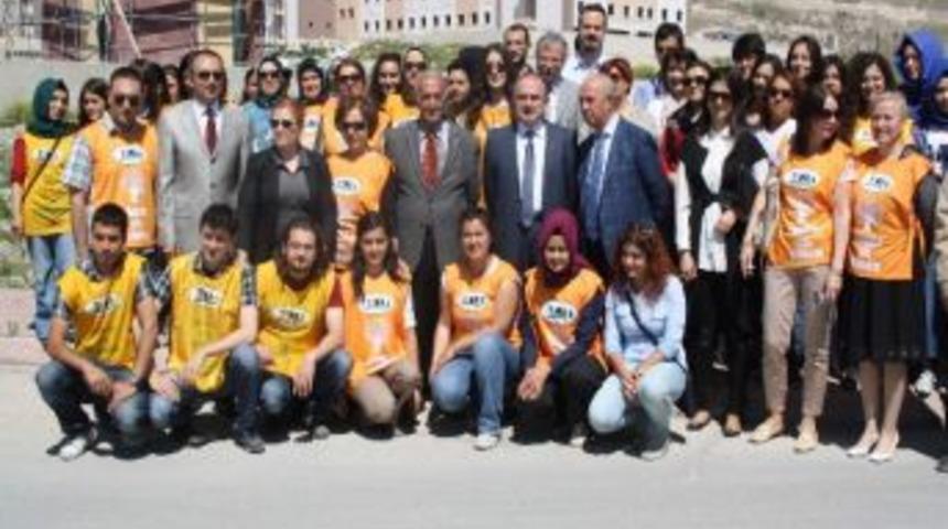 Nny Kamp&uuml;s&uuml;ne Bin Fidan Dikildi