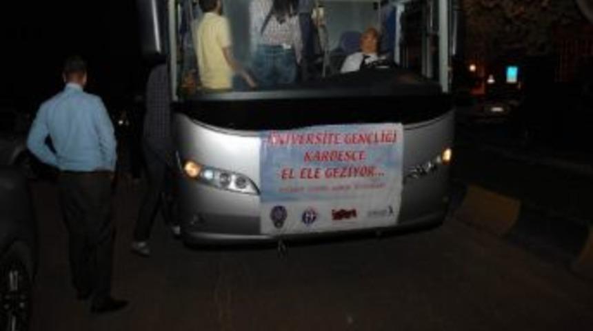 &Uuml;niversite Gen&ccedil;liği Kardeş&ccedil;e El Ele Geziyor