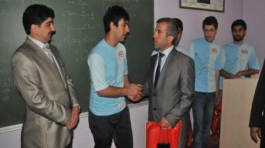 Şırnak Milli Eğitim M&uuml;d&uuml;rl&uuml;ğ&uuml; Başarılı &Ouml;ğrencileri &Ouml;d&uuml;llendirdi