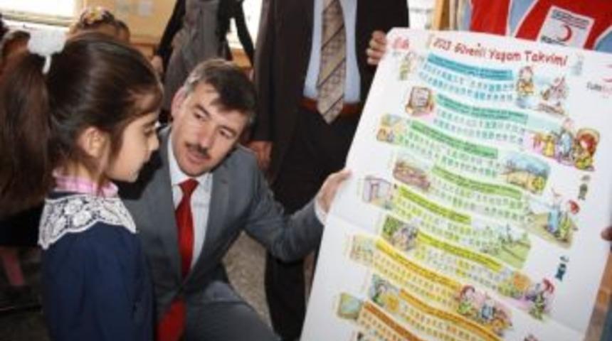 İlkokul &Ouml;ğrencilerine Kitap Dağıtımı