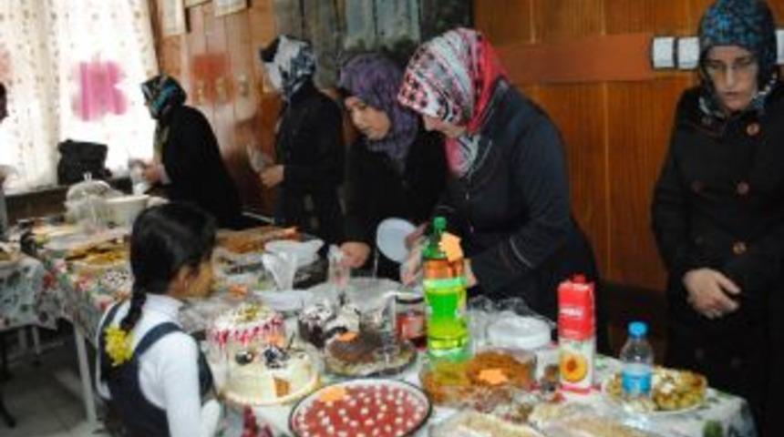 Hakkari'de Muhta&ccedil; &Ouml;ğrenciler Yararına Kermes