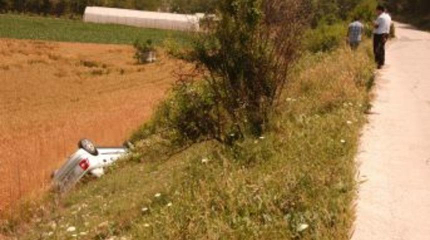 Direksiyon Hakimiyeti Kaybedilen Otomobil Şarampole Devrildi: 2 Yaralı