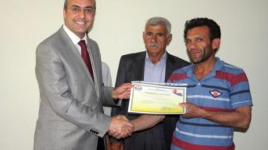 Kız &Ccedil;ocuklarını Okula G&ouml;nderen 96 Veliye Teşekk&uuml;r Belgesi