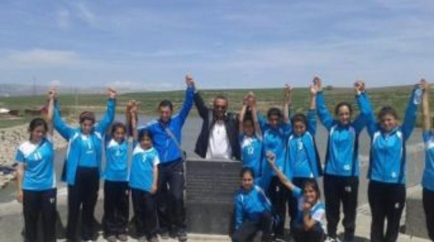 Kız Yıldızlar Voleybol Takımı B&ouml;lge Şampiyonu Oldu