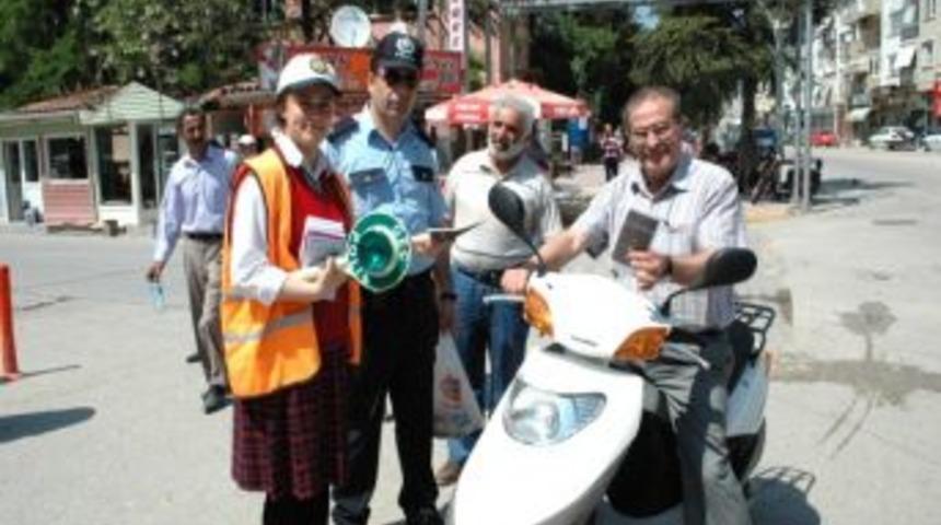 &Ouml;ğrencilerden S&uuml;r&uuml;c&uuml;lere Broş&uuml;rl&uuml; Uyarı