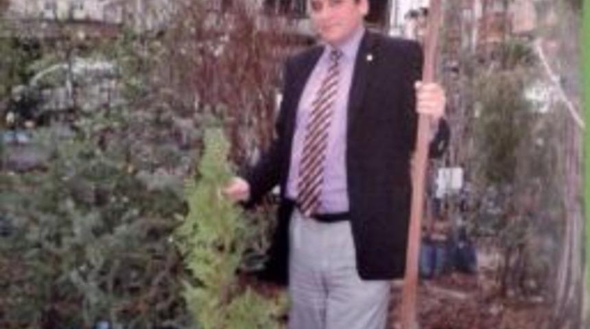 Şehit Babası &Uuml;z&uuml;nt&uuml; Ve Neşesini Fidan Dikerek G&ouml;steriyor