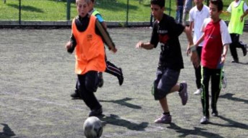 Halı Sahada Dostluk Kazandı