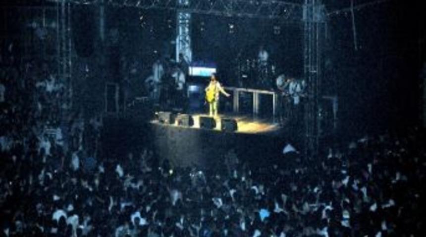 Ad&uuml;, Fettah Can Şarkıları İle Coştu