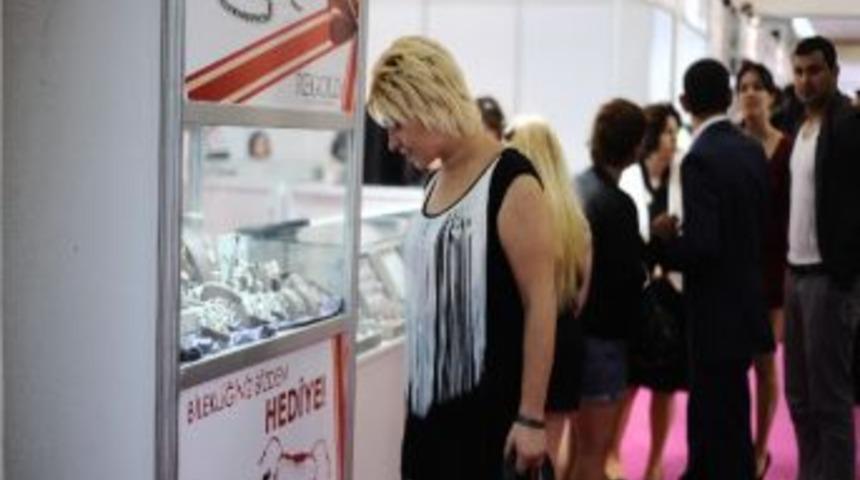 Outlet Mücevherler Anneler İçin Sergileniyor