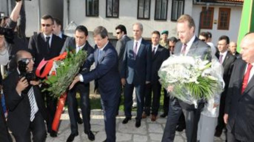 Bursa B&uuml;y&uuml;kşehir Belediyesi Bosna'daki Şehitliğe Kiosk Yaptırdı