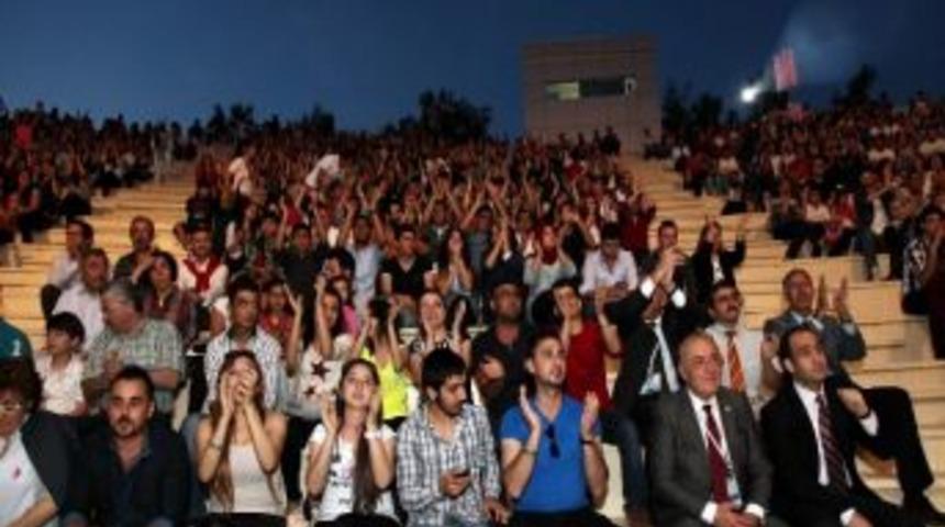 &Ouml;ğrenciler Emrah Yazar Konseriyle Coştu