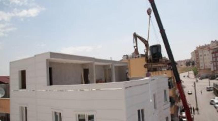 Şahinbey Belediyesi Ruhsata Uygun Olmayan Kat Fazlasını Yıktı