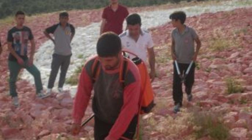 Dev T&uuml;rk Bayrağı Yabani Otlardan Temizlendi
