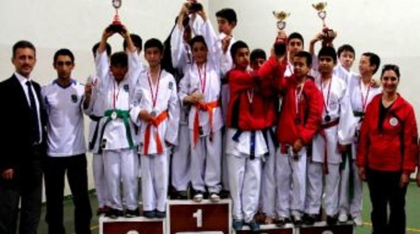 B&uuml;y&uuml;kşehirli Karateciler 5 Kupa, 25 Madalya Aldı