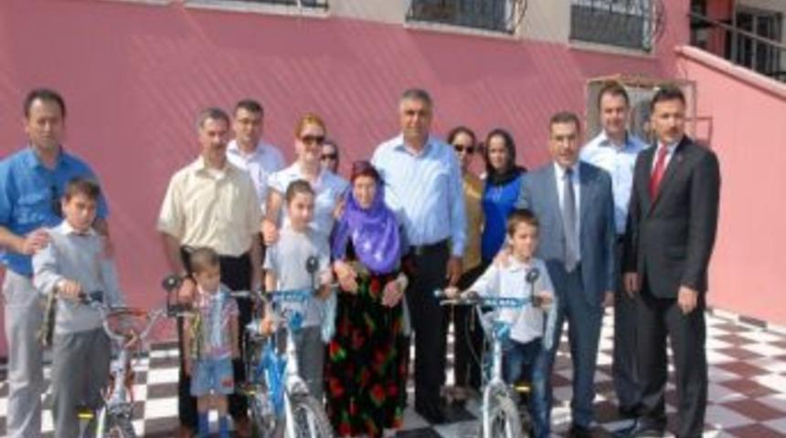 Başkan &Ccedil;elikcan Bisiklet Dağıttı