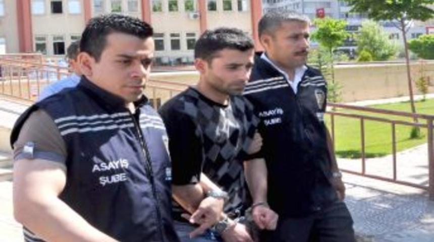 Ayrılmak Istemeyen Kız Arkadaşını &Ouml;ld&uuml;rd&uuml;