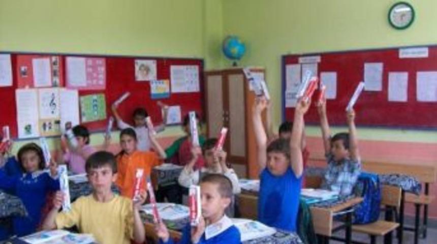 İlkokul &Ouml;ğrencilerine Diş Macunu Ve Fır&ccedil;ası Dağıtıldı