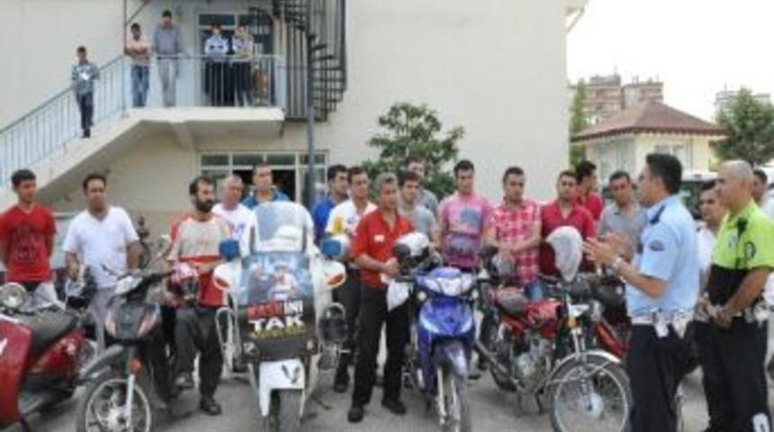 Polis S&uuml;r&uuml;c&uuml;lere Kask Dağıttı